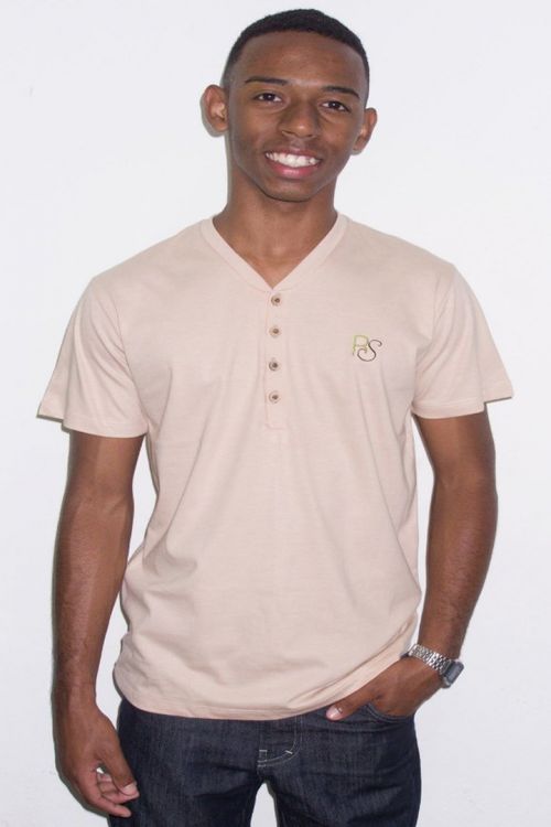 Camiseta Fio de Algodão Orgânico e Ecológico Gola V com Botão de Coco