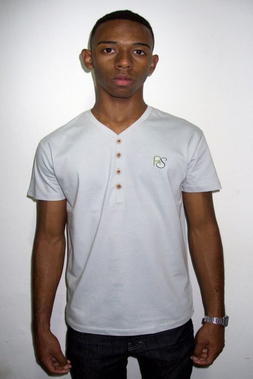 Camiseta Fio de Algodão Orgânico e Ecológico Gola V com Botão de Coco